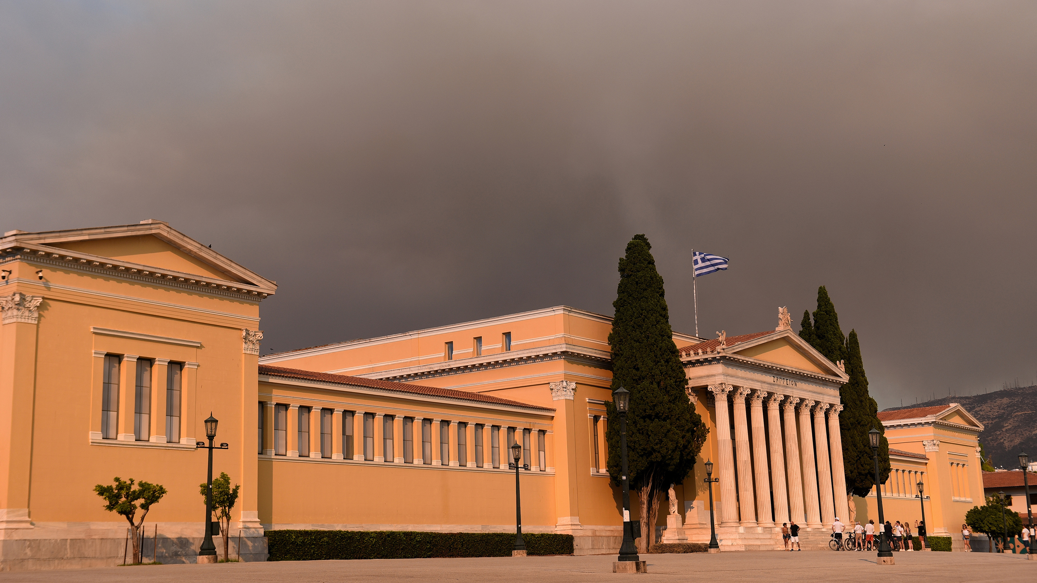 Φωτιά στον Βαρνάβα: Οι καπνοί «πνίγουν» τον ουρανό της Αττικής (φωτογραφίες)-3