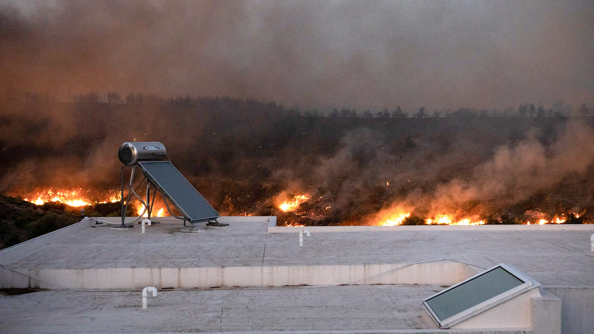 Φωτιά στον Βαρνάβα: Ολονύχτια μάχη με τις φλόγες – Ωρες αγωνίας για τους κατοίκους-1