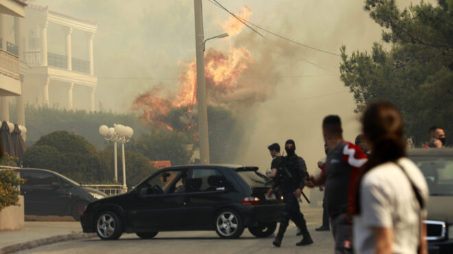 σε-τρεις-πλευρές-η-φωτιά-στα-βριλήσσια-563169850