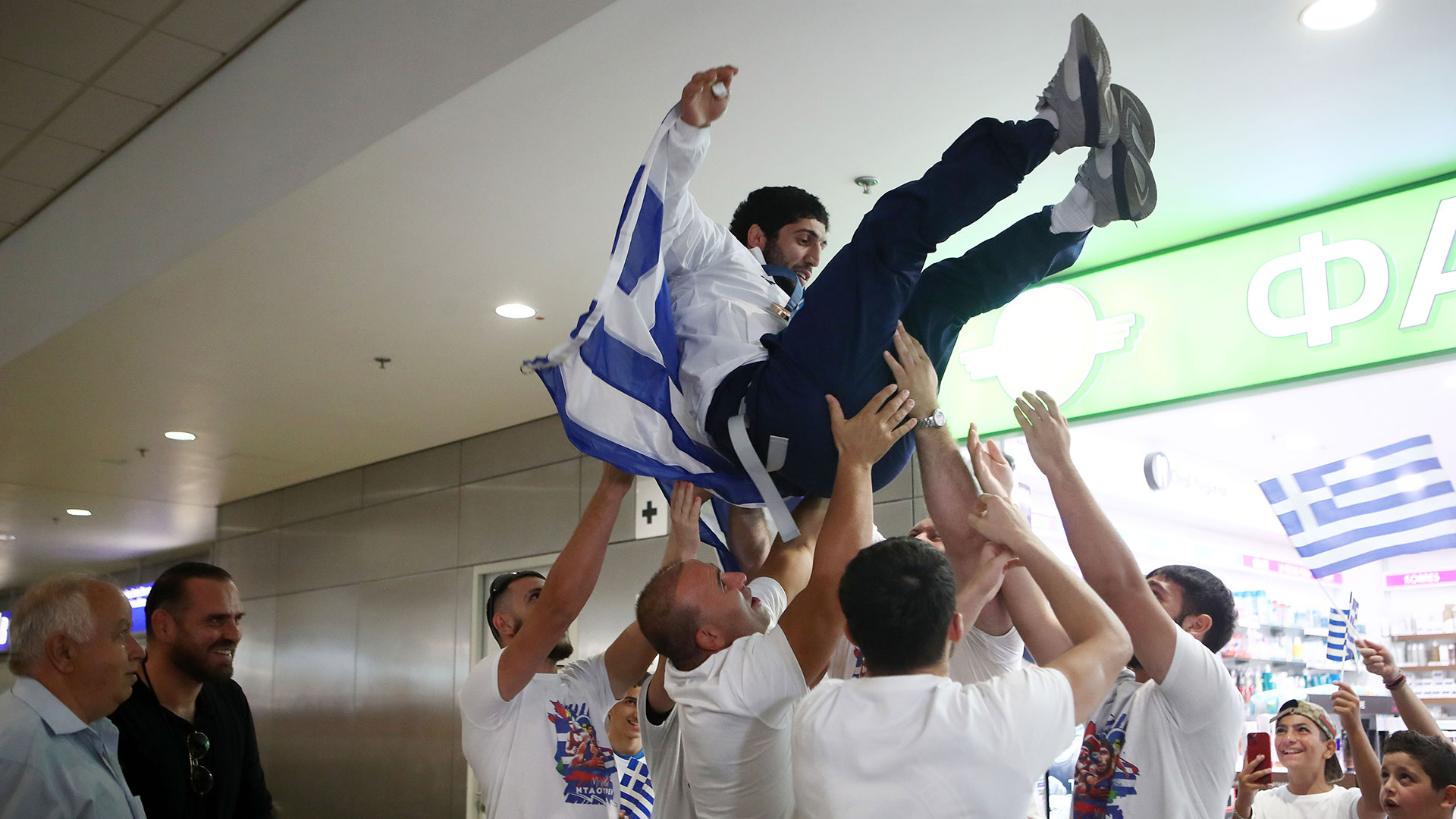 Ολυμπιακοί Αγώνες: «Κλικ» από την άφιξη της ελληνικής αποστολής-1