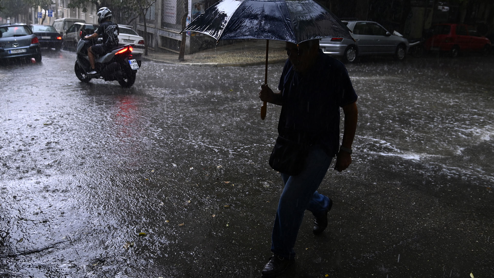 Καιρός: Καταιγίδες στην Αττική, χαλάζι στο κέντρο της Αθήνας-2