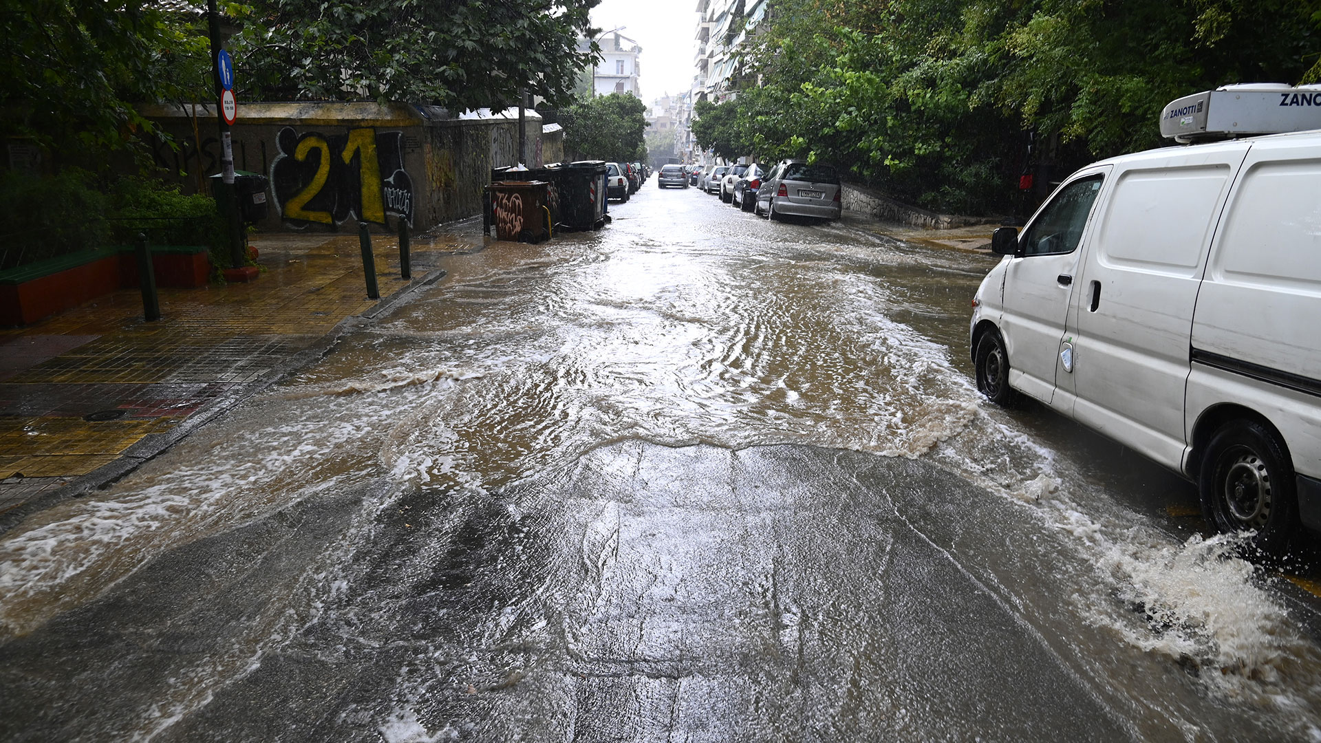 Καιρός: Καταιγίδες στην Αττική, χαλάζι στο κέντρο της Αθήνας-1