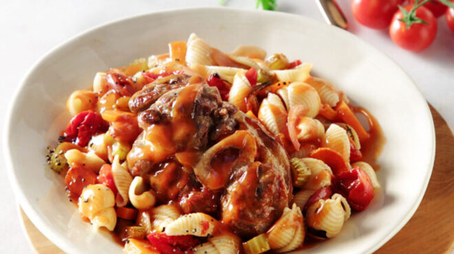 μοσχαρίσιο-κότσι-στη-γάστρα-με-ζυμαρι-563177296