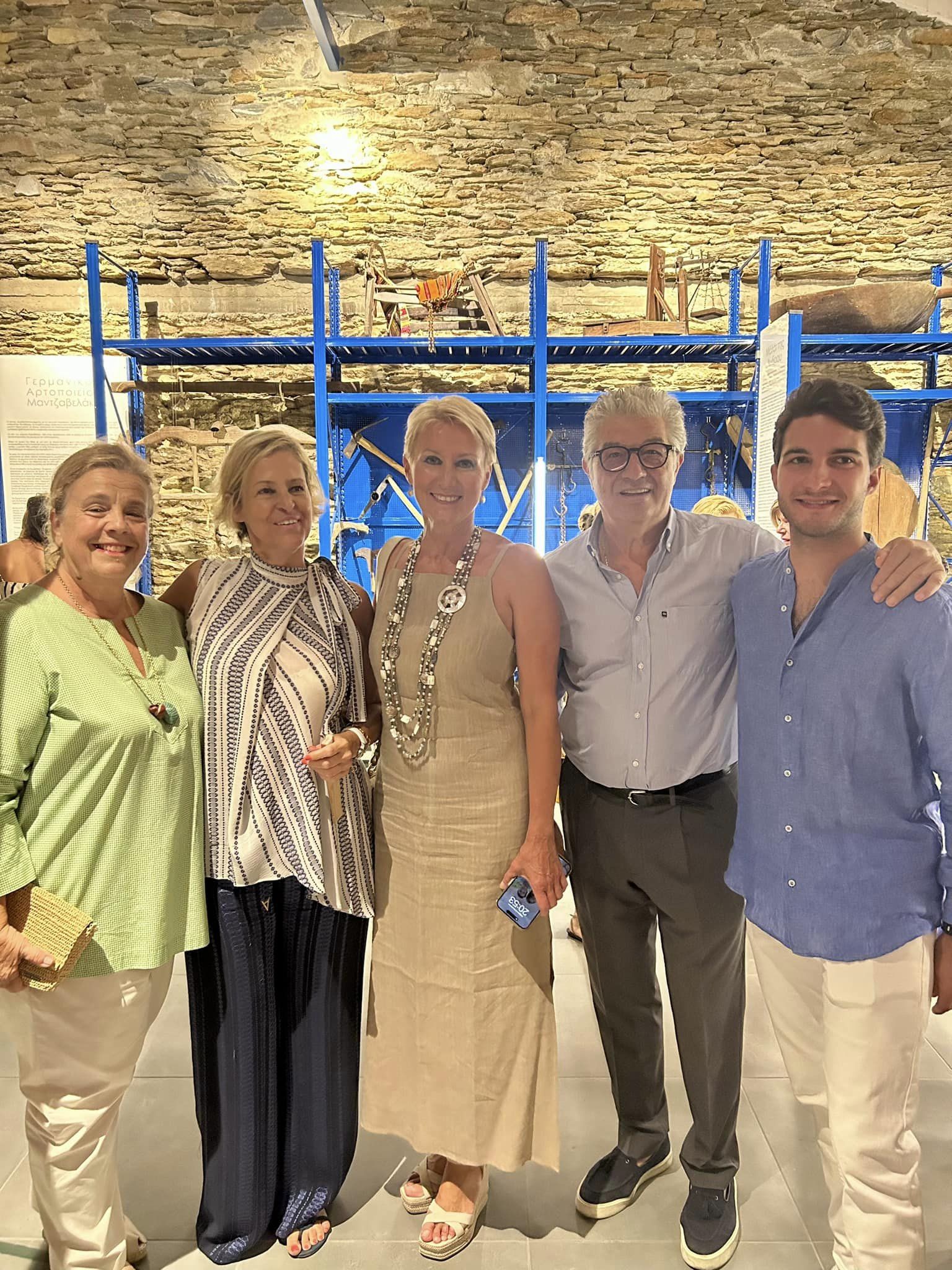 Με επιτυχία ολοκληρώθηκαν τα εγκαίνια της έκθεσης ζωγραφικής «Εικαστικά Αγκαλιάσματα» στη Χώρα της Άνδρου-1