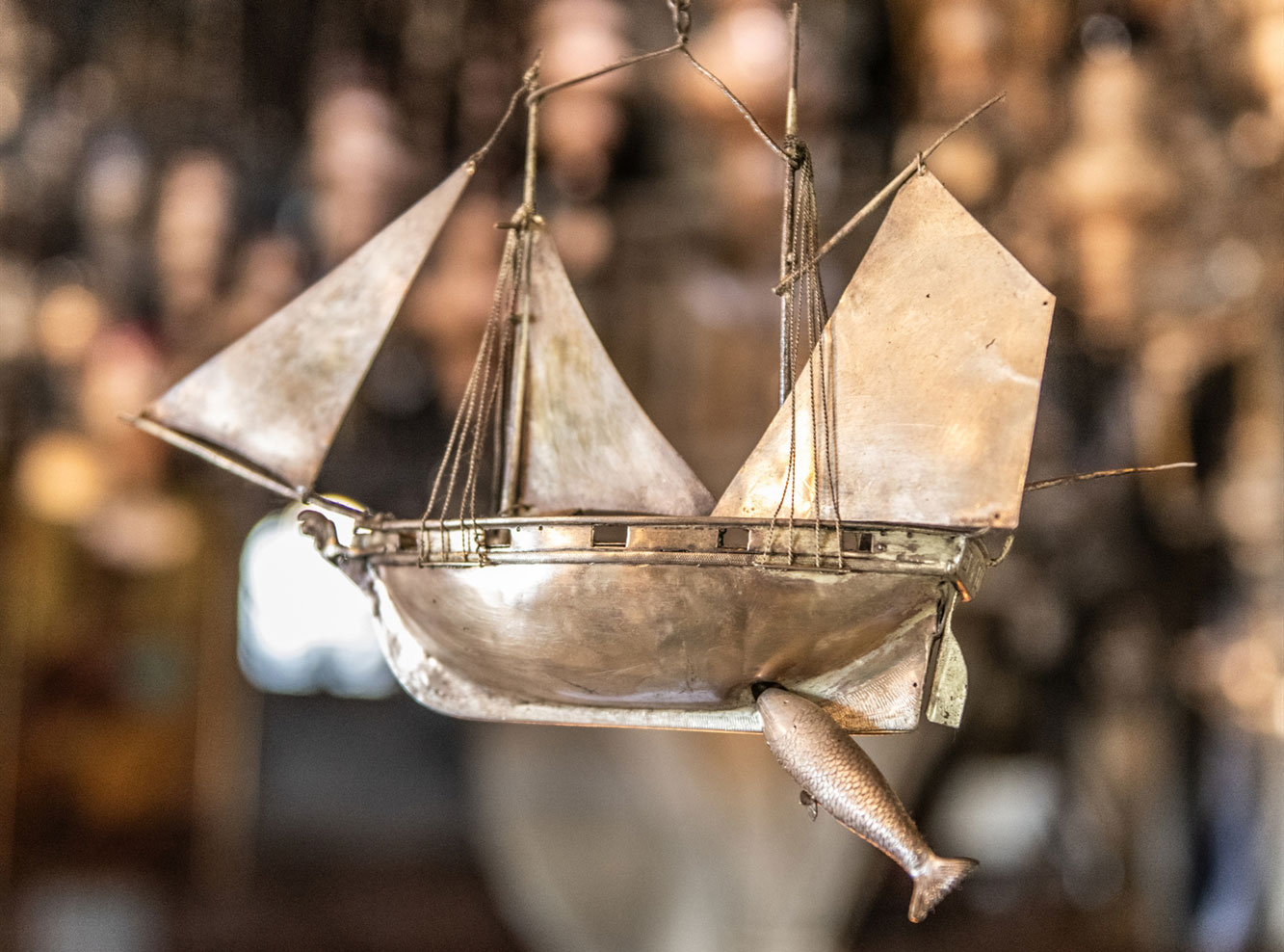 Σμιλεύοντας τα τάματα της Μεγαλόχαρης: Τα ασημοκάραβα, το λυχνάρι, οι πνεύμονες-1