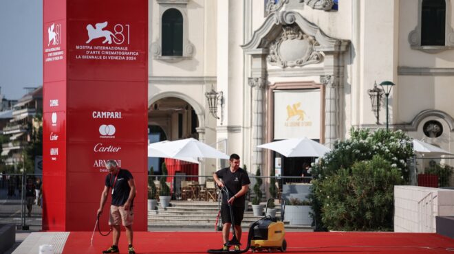 στρώνοντας-κόκκινο-χαλί-563190958