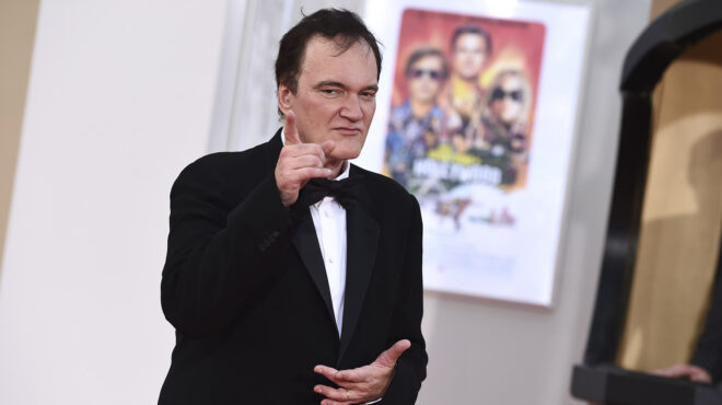 στρώνοντας-κόκκινο-χαλί-563189791