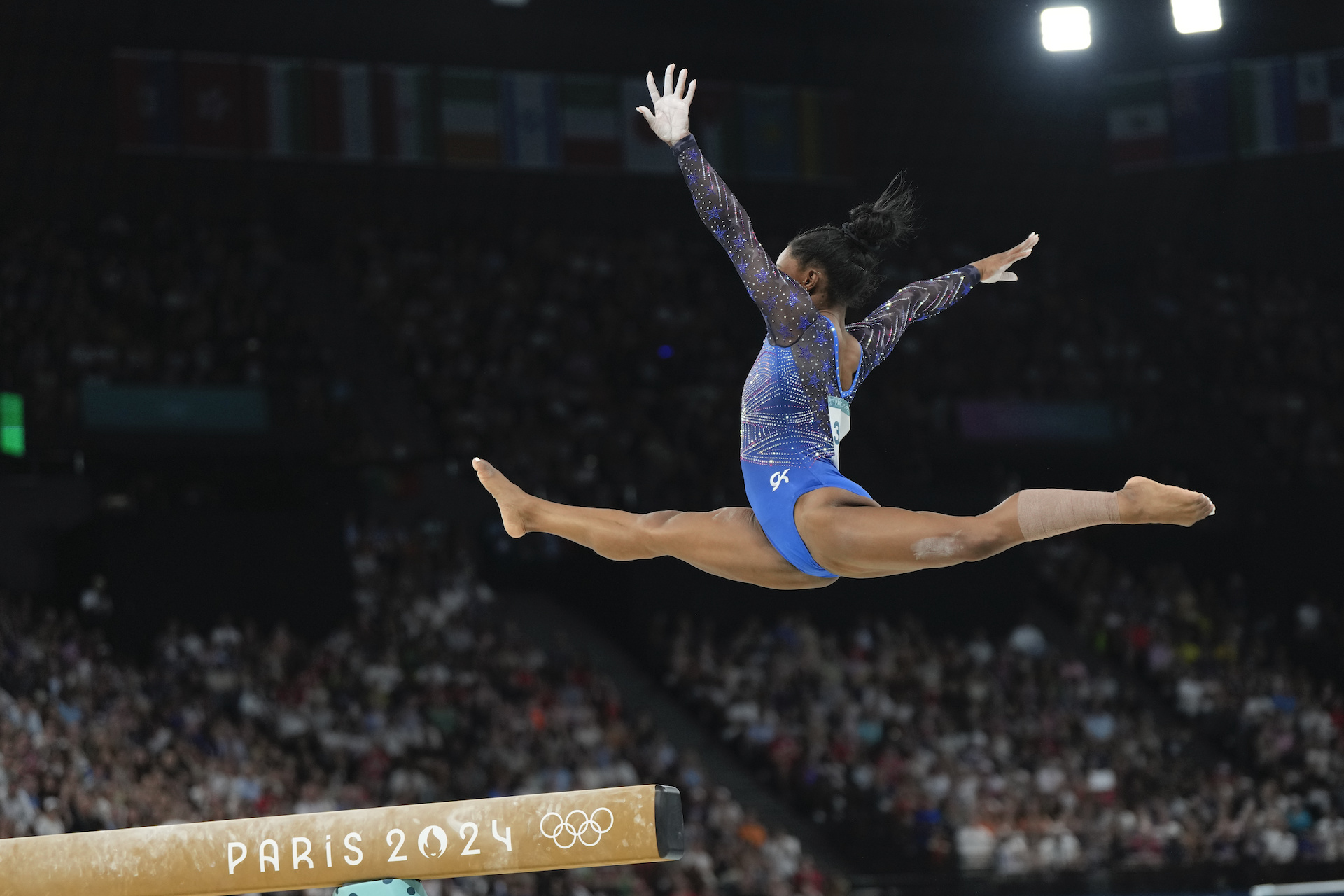 Η Σιμόν Μπάιλς λάμπει περισσότερο από τα μετάλλιά της-2