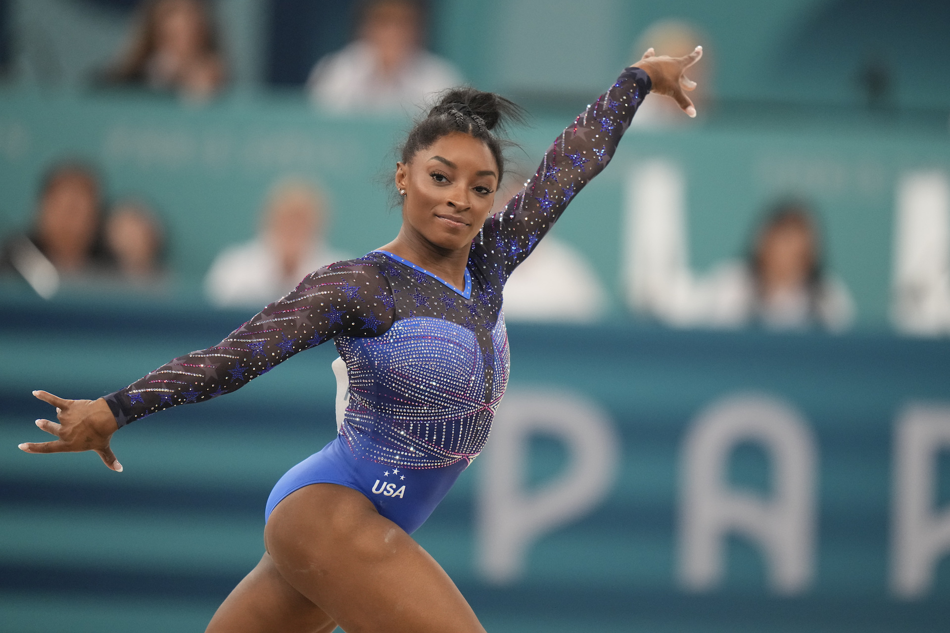 Η Σιμόν Μπάιλς λάμπει περισσότερο από τα μετάλλιά της-1