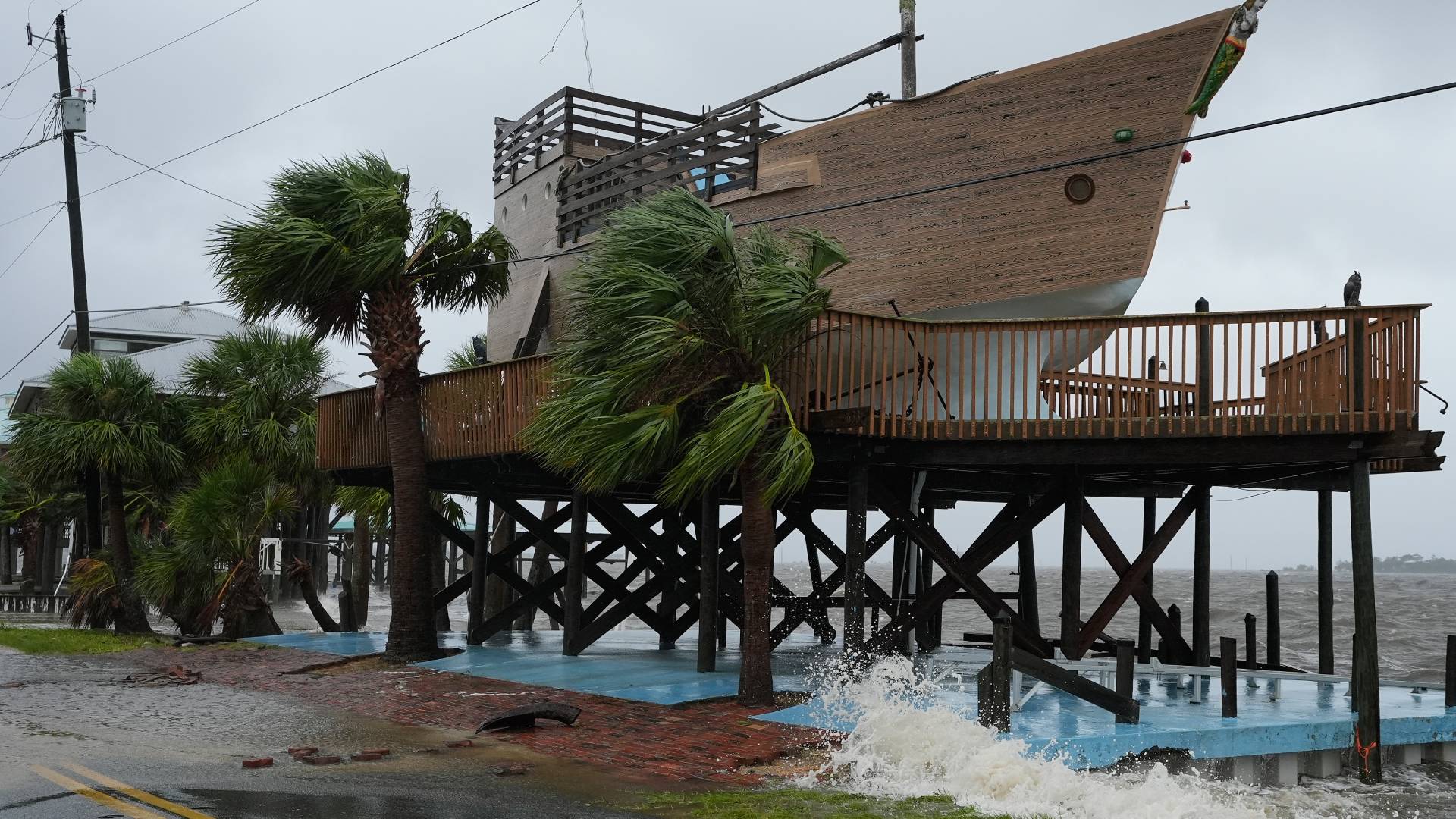 ΗΠΑ – Καταιγίδα Ντέμπι: Τουλάχιστον τέσσερις νεκροί και κίνδυνος για καταστροφικές πλημμύρες-1