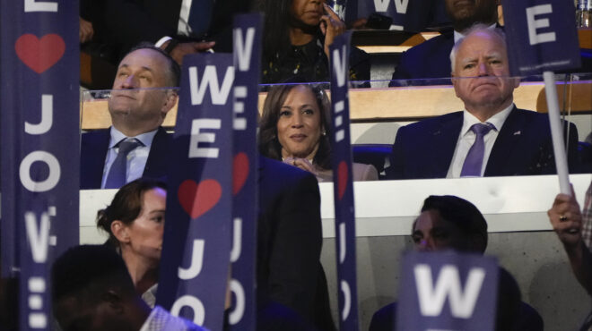 πώς-ο-μπαράκ-ομπάμα-στηρίζει-την-κάμαλ-563180239