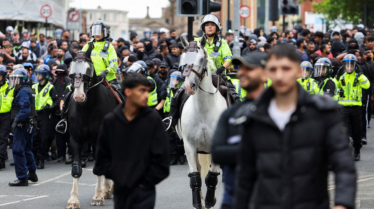 Βρετανία: Σε συναγερμό ενόψει νέων αντιμεταναστευτικών διαδηλώσεων και αντιδιαδηλώσεων-1