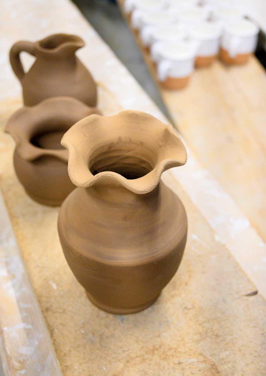 Γνωρίζουμε δυο αγγειοπλάστες από τη Σίφνο, μάστορες του πηλού-4