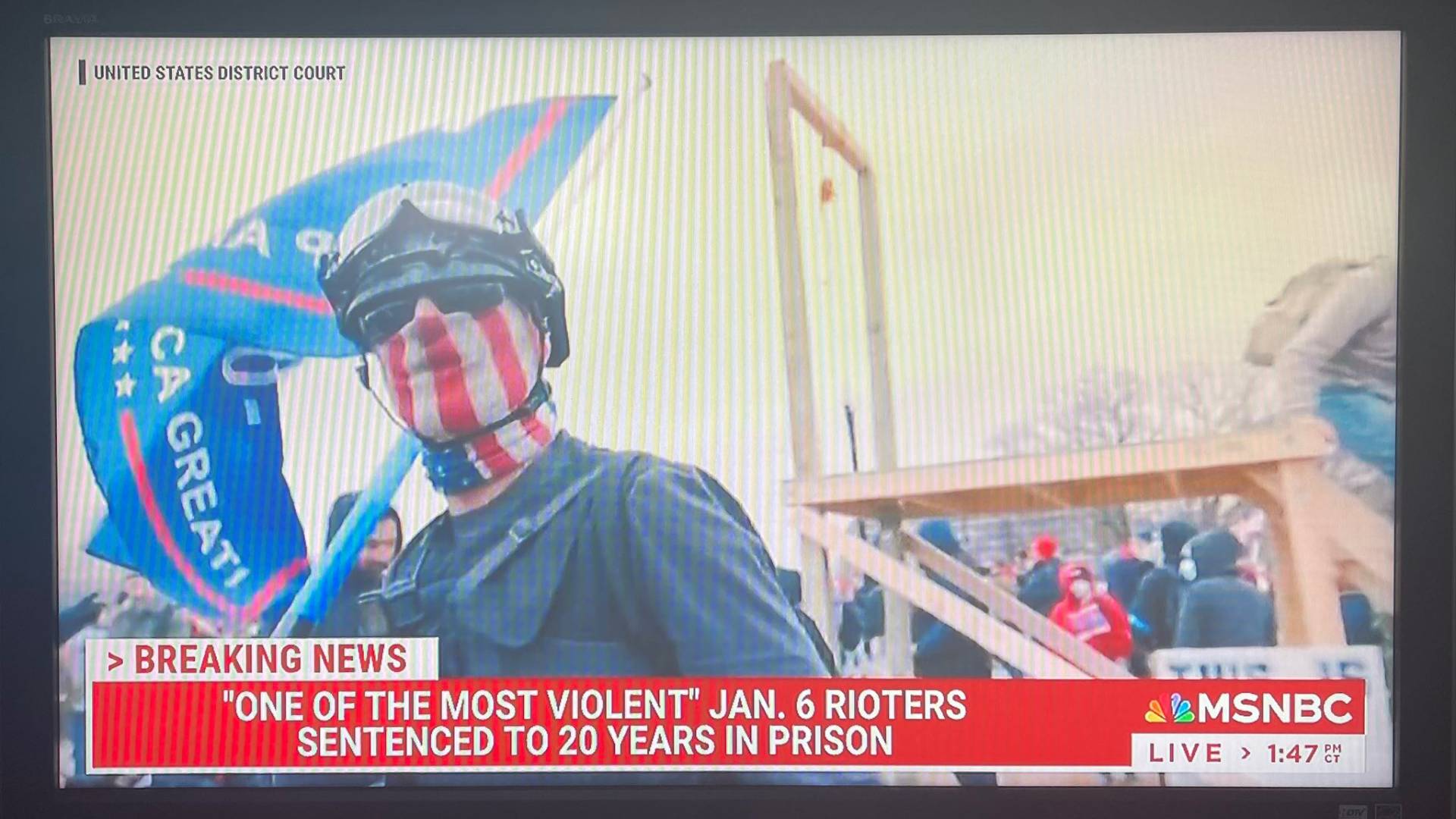 Εισβολή στο Καπιτώλιο: 20ετής κάθειρξη σε άνδρα για επιθέσεις σε αστυνομικούς-1