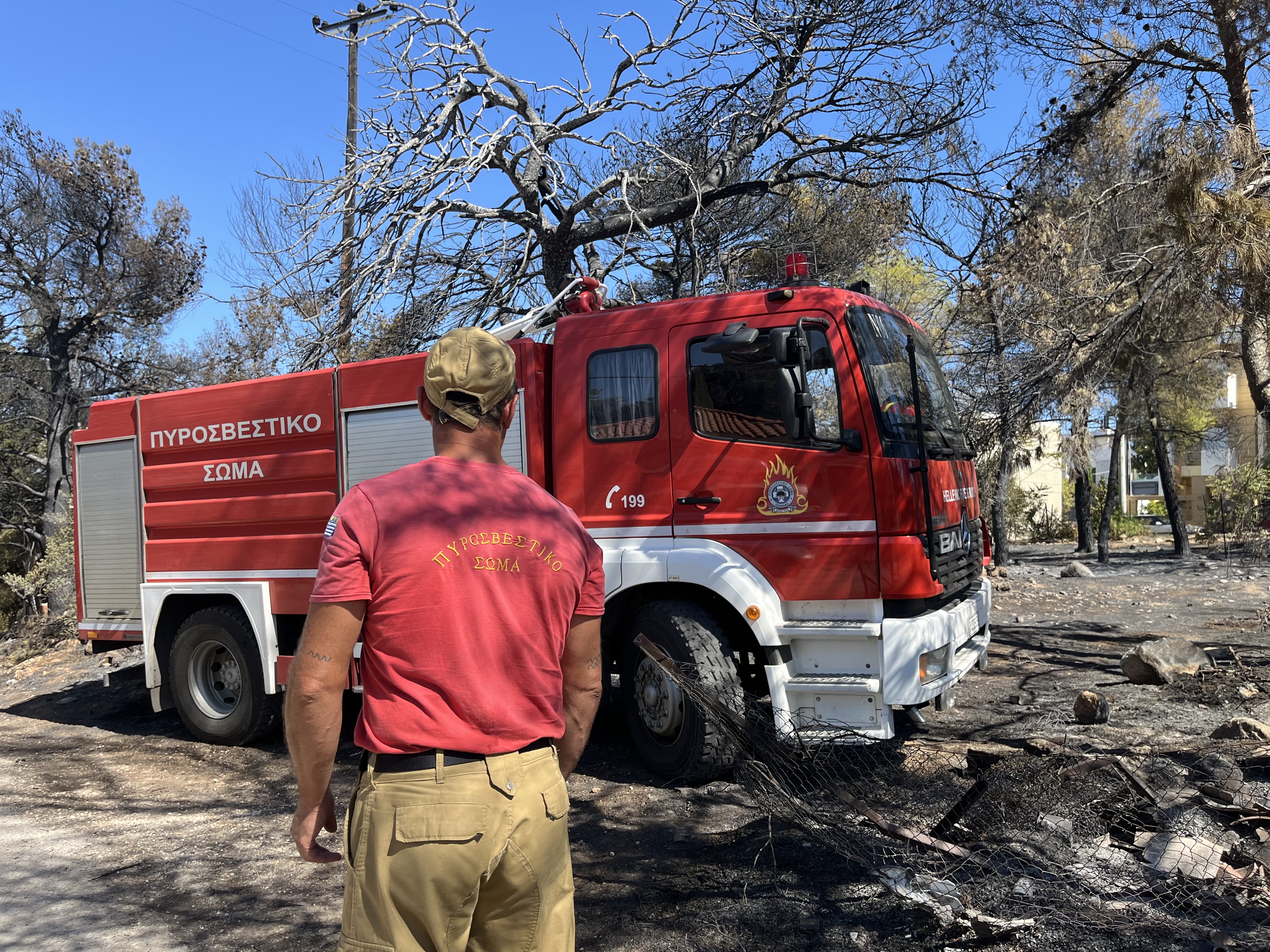 Φωτιά στην Αττική: Καιγόταν το σπίτι μου και εγώ έσβηνα αλλού-8