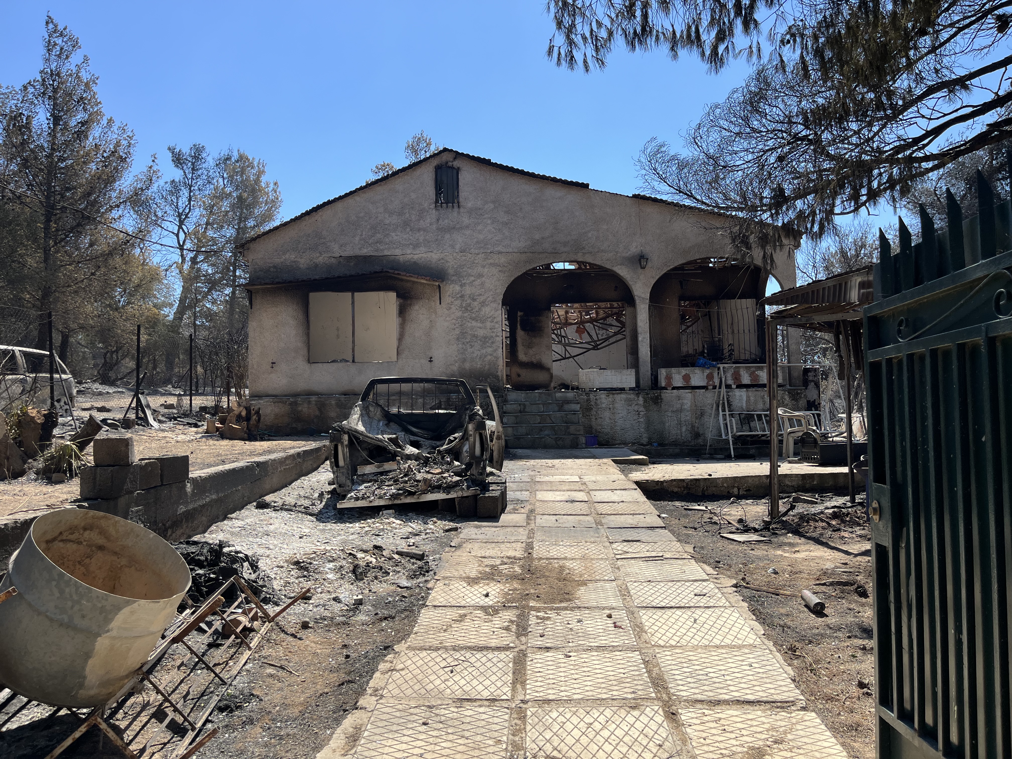 Φωτιά στην Αττική: Καιγόταν το σπίτι μου και εγώ έσβηνα αλλού-6