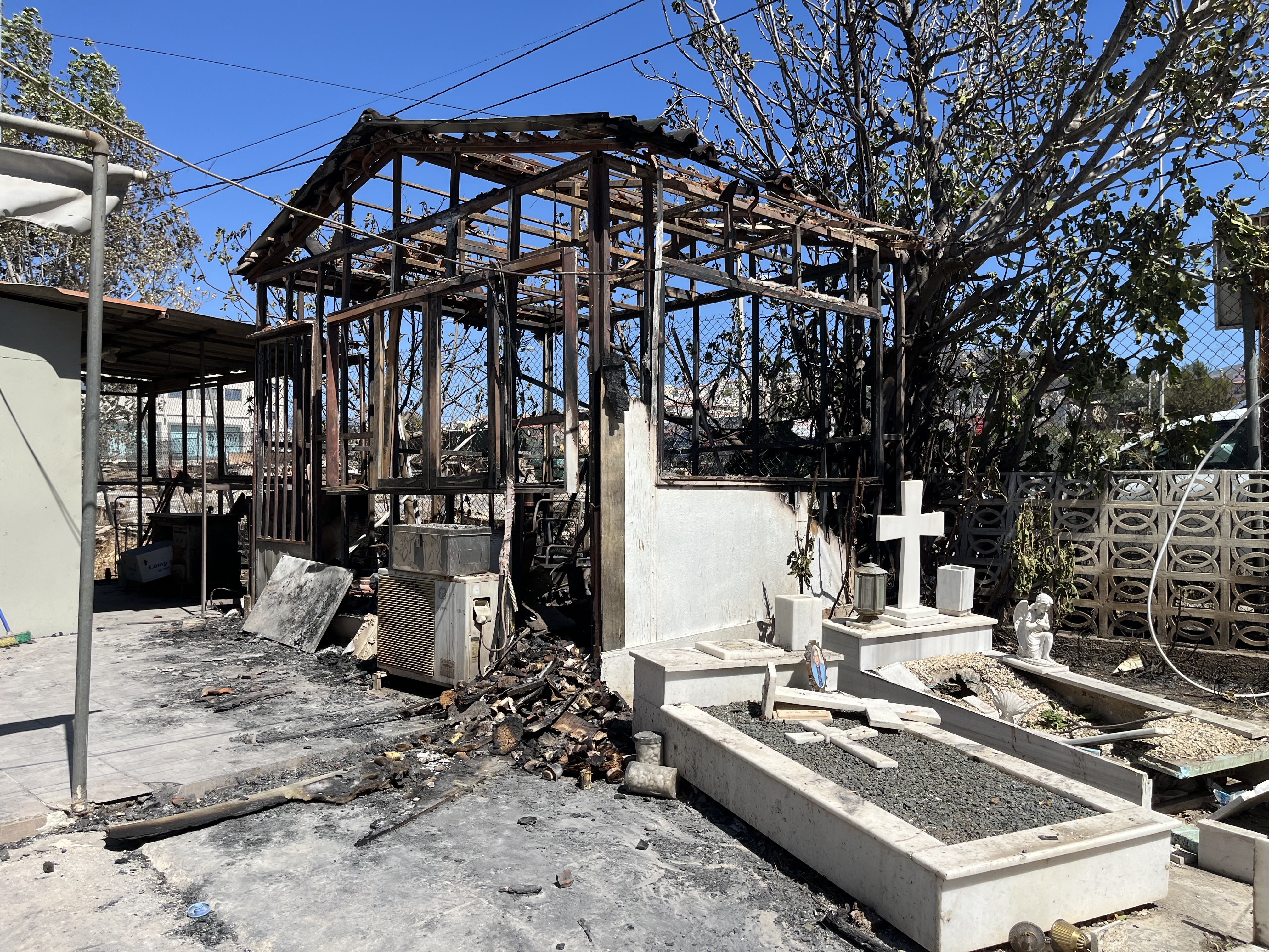 Φωτιά στην Αττική: Καιγόταν το σπίτι μου και εγώ έσβηνα αλλού-10