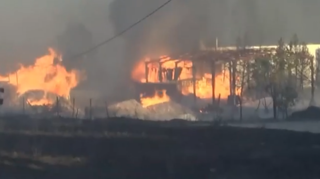 η-στιγμή-των-εκρήξεων-σε-φλεγόμενο-κτί-563170072