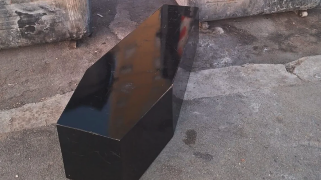 ρώμη-αφησαν-φέρετρο-έξω-από-το-σπίτι-ακ-563190367