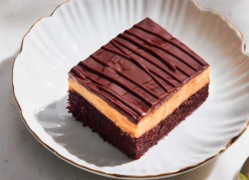 πάστα-ταψιού-με-κρέμα-και-γλάσο-σοκολά-563192224