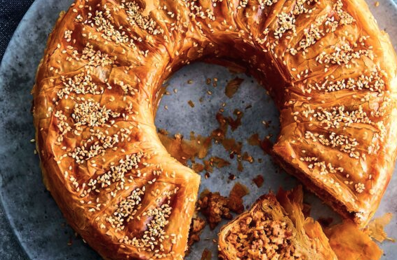 κρεατόπιτα-σε-φόρμα-563198197