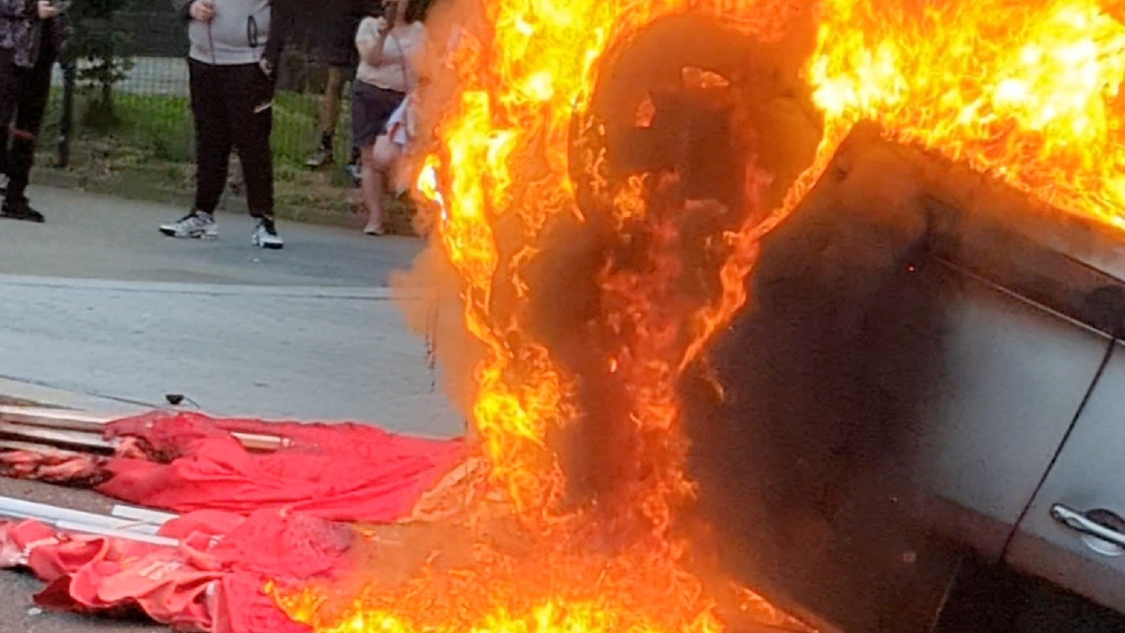 Βρετανία: Βίαιες ταραχές σε πόλεις όπου συνεχίζονται οι αντιμεταναστευτικές διαδηλώσεις-1