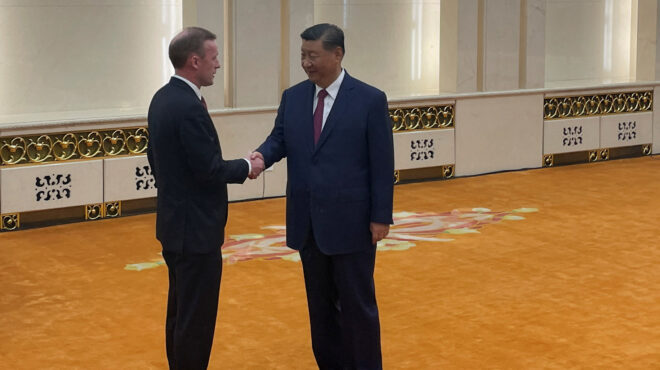 στην-κίνα-ο-τζέικ-σάλιβαν-με-φόντο-την-έ-563193415