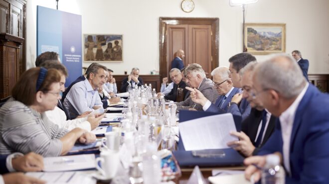 με-το-βλέμμα-στην-αντιπολίτευση-563184301