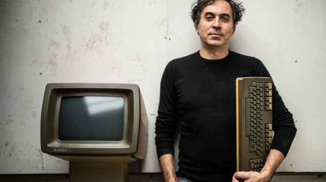 να-ακούει-τις-νότες-του-563189332