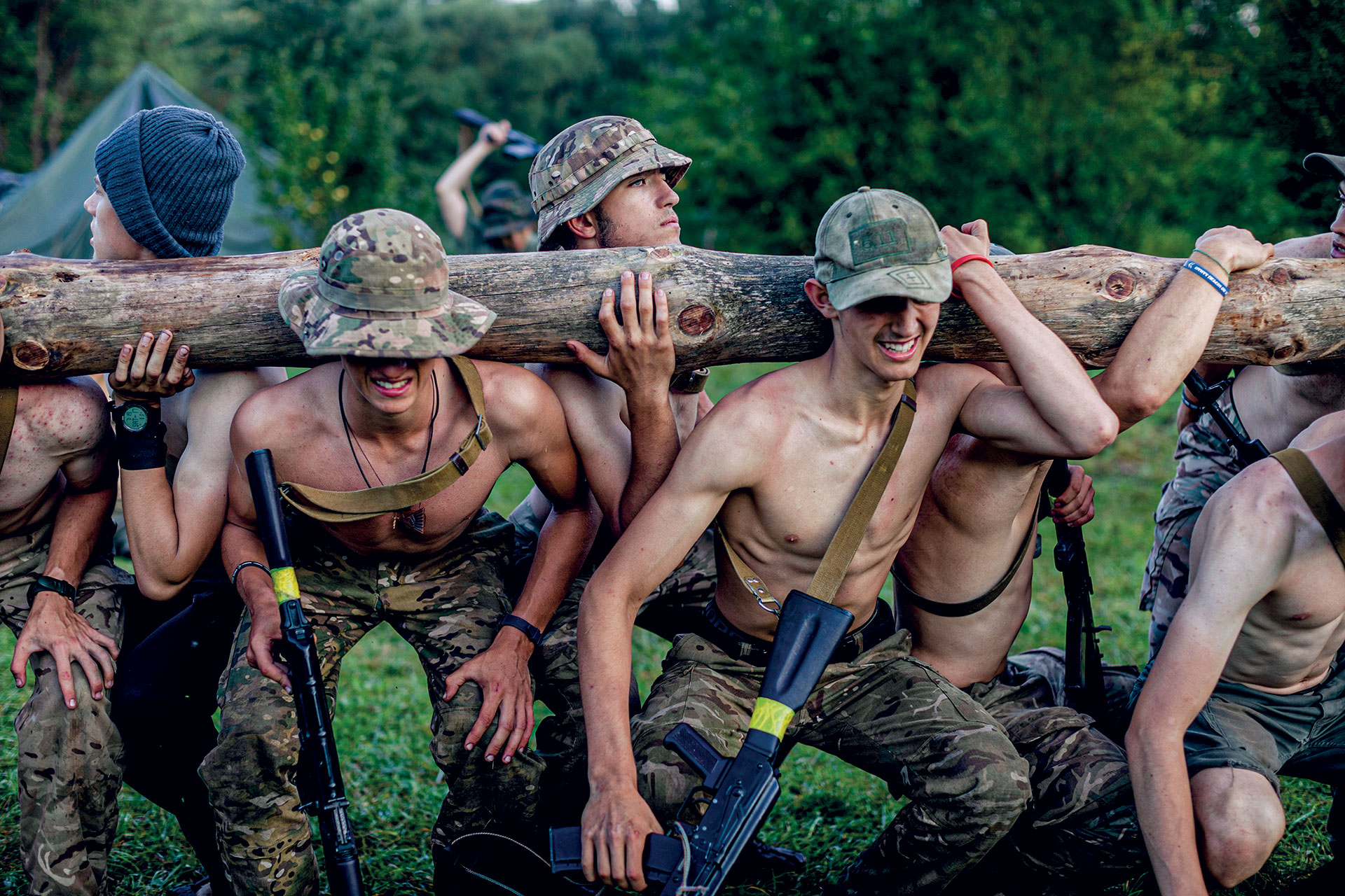 Πώς οι κατασκηνώσεις της Ουκρανίας ετοιμάζουν τους νέους για τον πόλεμο-2