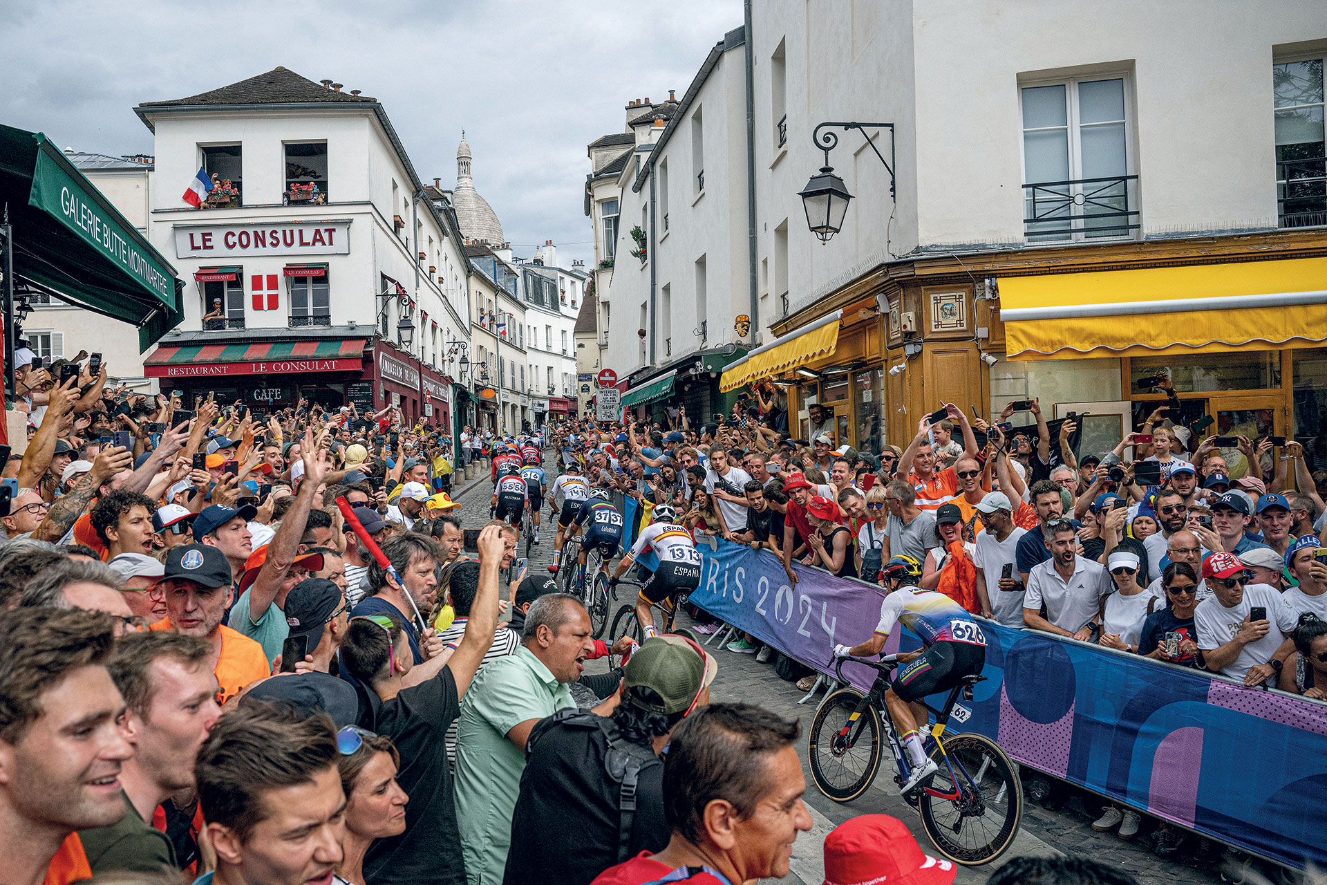 Κάνοντας πετάλι ανάμεσα στα πιο εμβληματικά τοπόσημα του Παρισιού-1