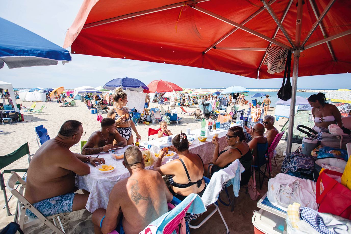 «Πόλεμος» για τα καλοκαιρινά πικνίκ στις ιταλικές παραλίες-1