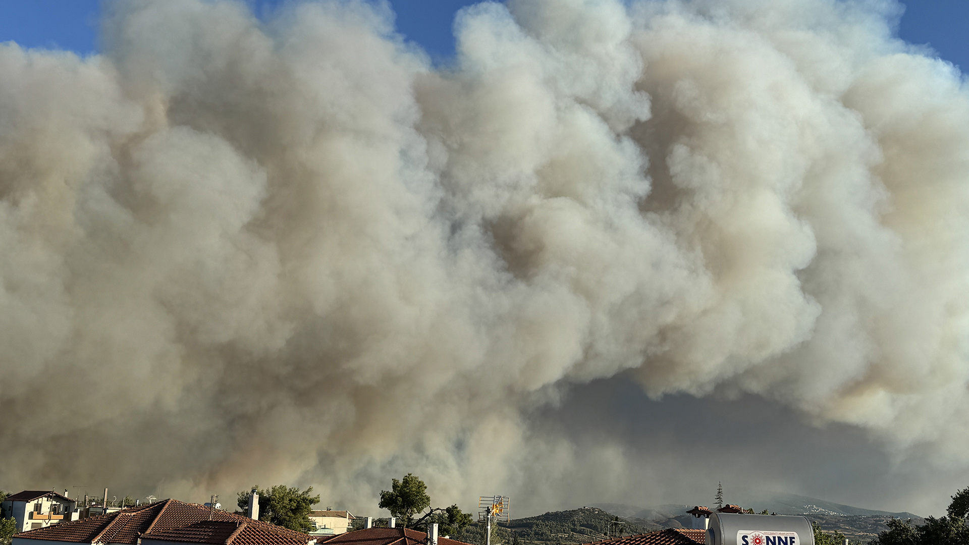 Φωτιά στον Βαρνάβα: Ολονύχτια μάχη με τις φλόγες – Ωρες αγωνίας για τους κατοίκους-4