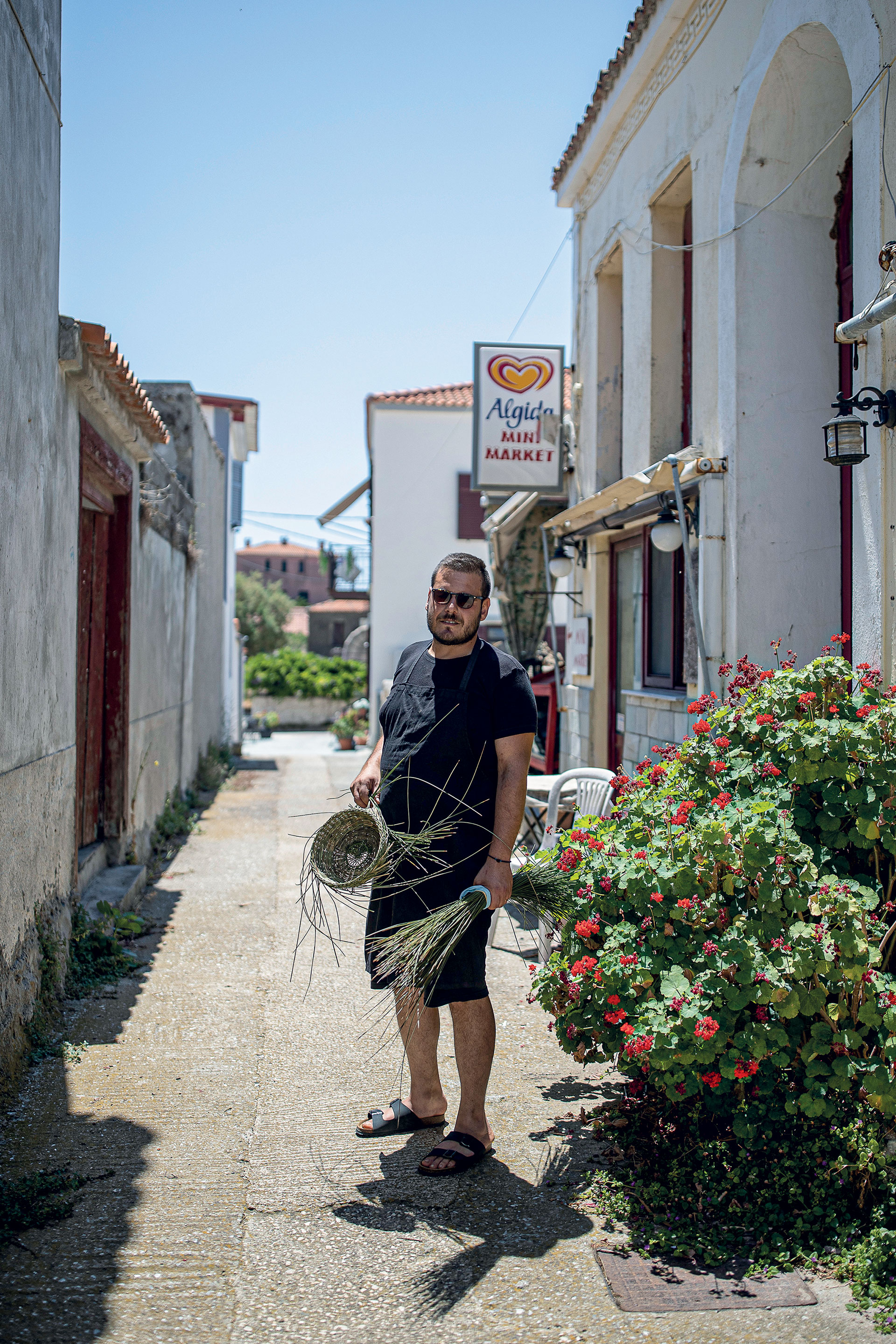 Πώς οι νέοι νησιώτες κρατούν ζωντανή την ελληνική παράδοση-2