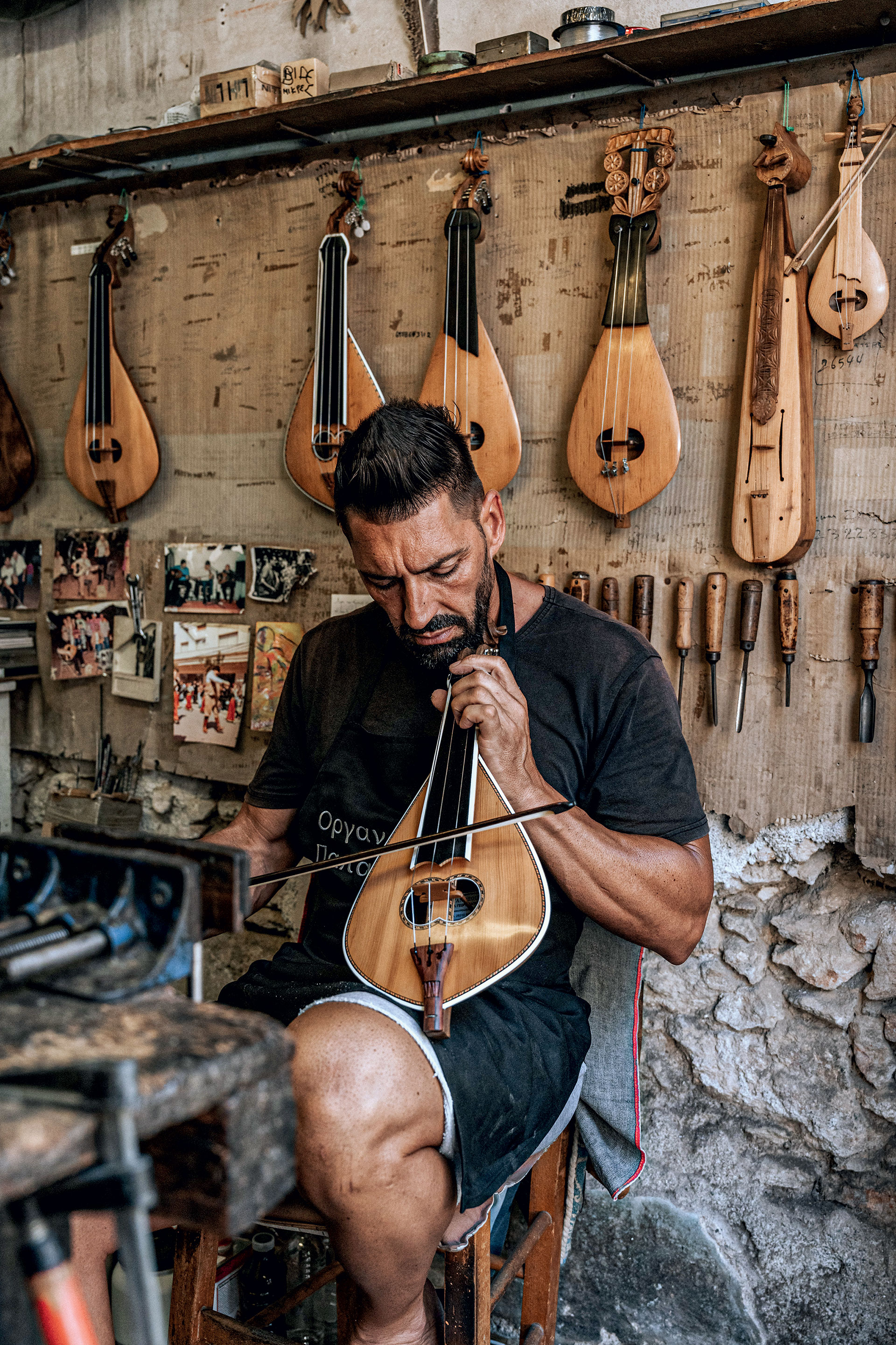 Πώς οι νέοι νησιώτες κρατούν ζωντανή την ελληνική παράδοση-8