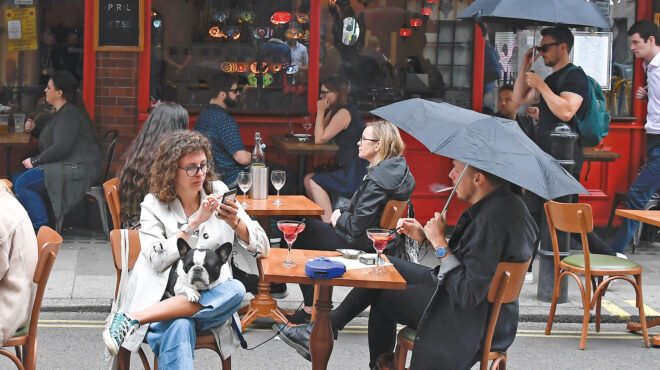 βρετανία-κόντρα-για-τo-κάπνισμα-στους-ε-563197822