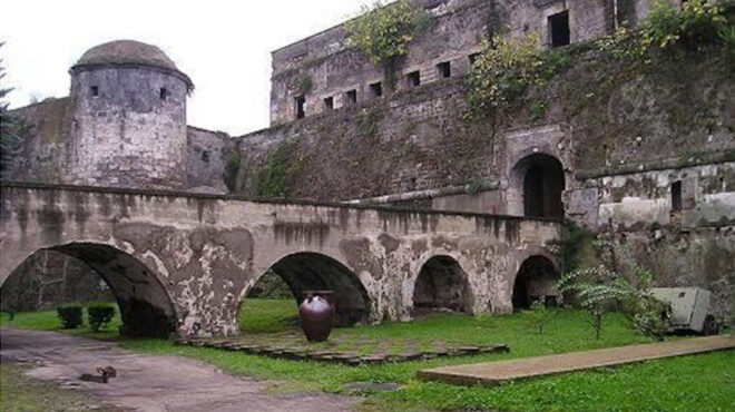 στο-σφυρί-παλάτια-και-κάστρα-στην-ιταλ-563174755