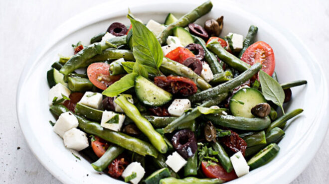 χωριάτικη-σαλάτα-με-φασολάκια-φέτα-κα-563191390