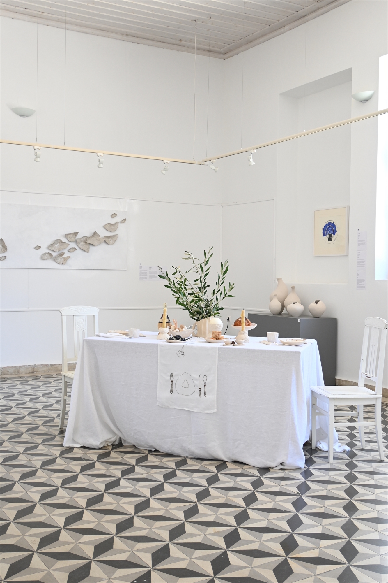 Μια εικαστική έκθεση με άρωμα γυναίκας στο χωριό Αγάπη στην Τήνο-4