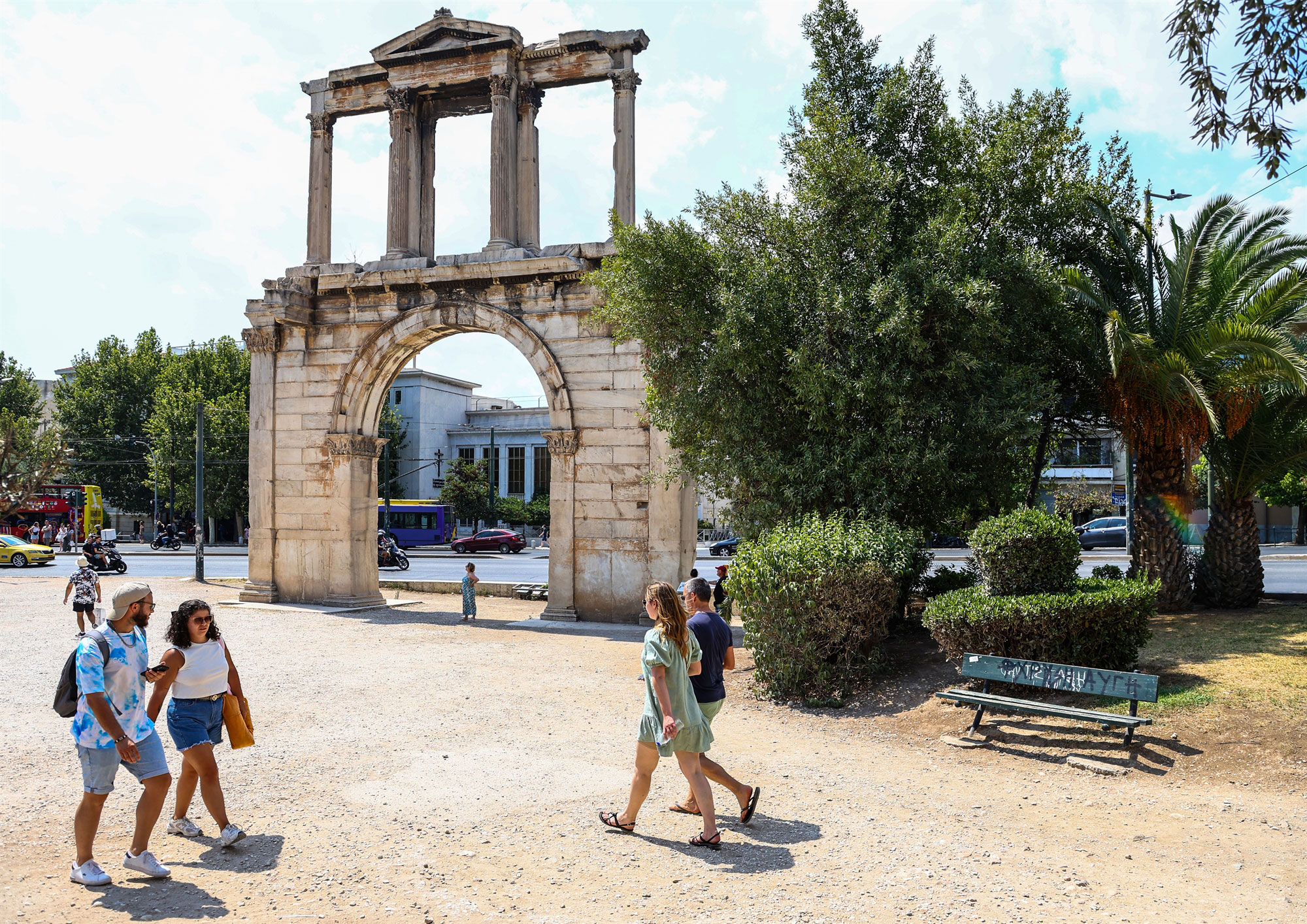 Εικόνα εγκατάλειψης γύρω από την Πύλη Αδριανού-1