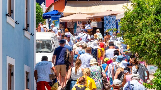 μέτρα-αντιμετώπισης-του-υπερτουρισμ-563197339