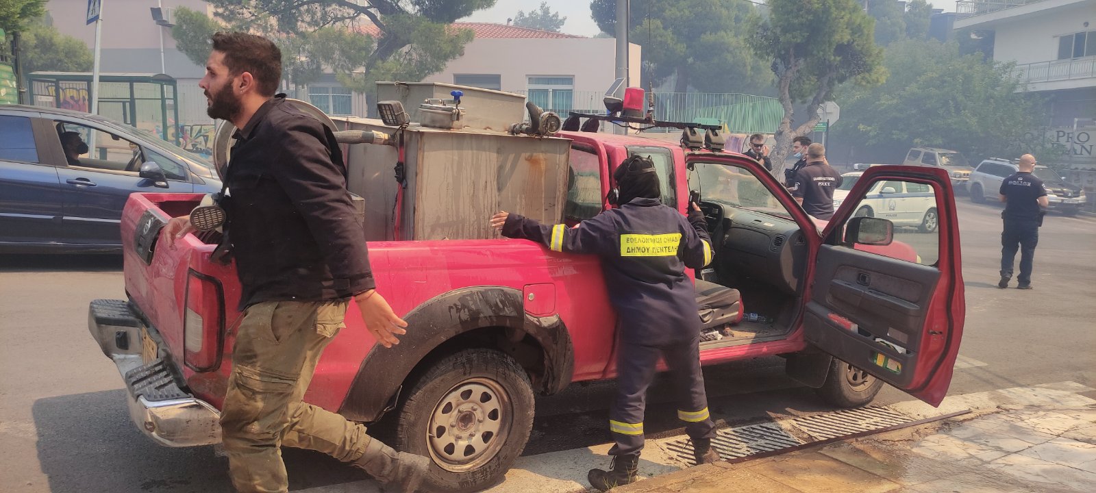 «Αν είναι δυνατόν, καιγόμαστε μέσα στην πλατεία…»-5