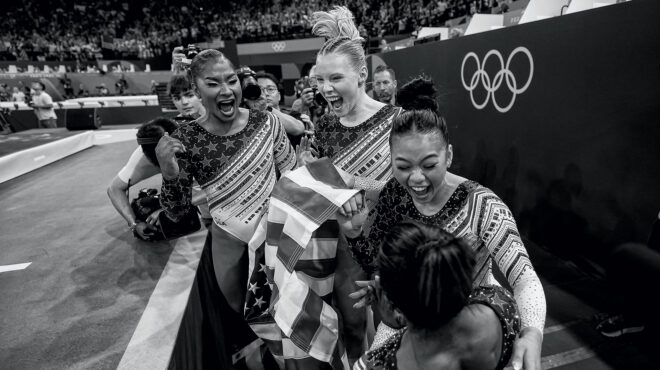 με-το-κεφάλι-ψηλά-μέσα-από-το-σκοτάδι-563175673