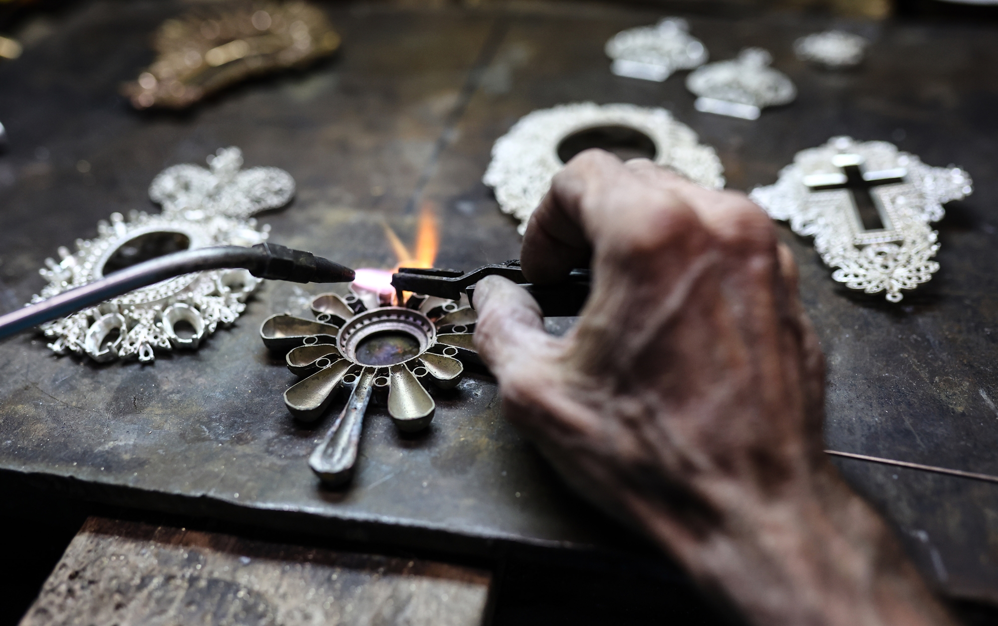 Σμιλεύοντας τα τάματα της Μεγαλόχαρης: Τα ασημοκάραβα, το λυχνάρι, οι πνεύμονες-6