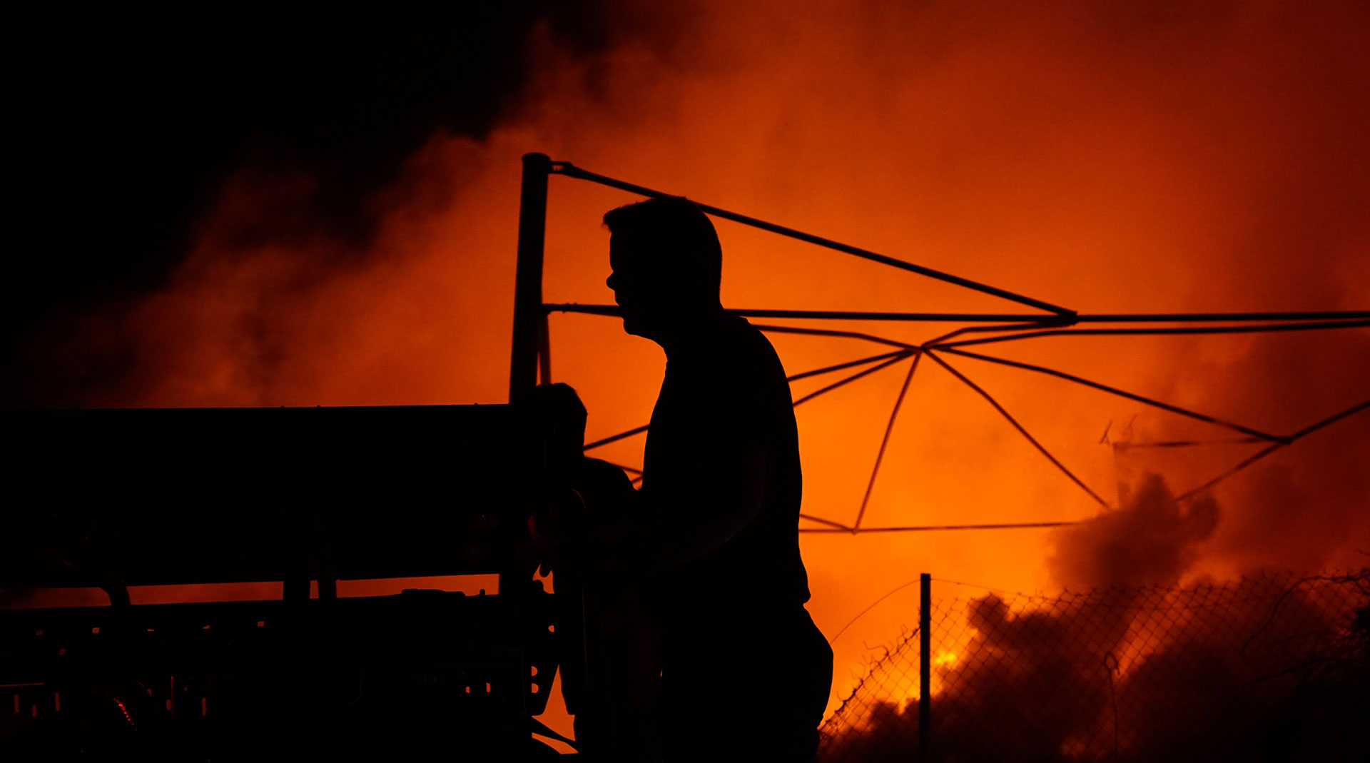 Πύρινη κόλαση για δεύτερη νύχτα στην Αττική-1