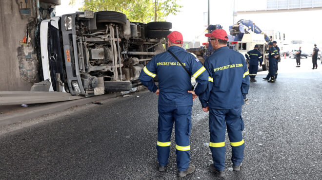 aνατροπή-φορτηγού-στον-κηφισό-μεγάλ-563191804