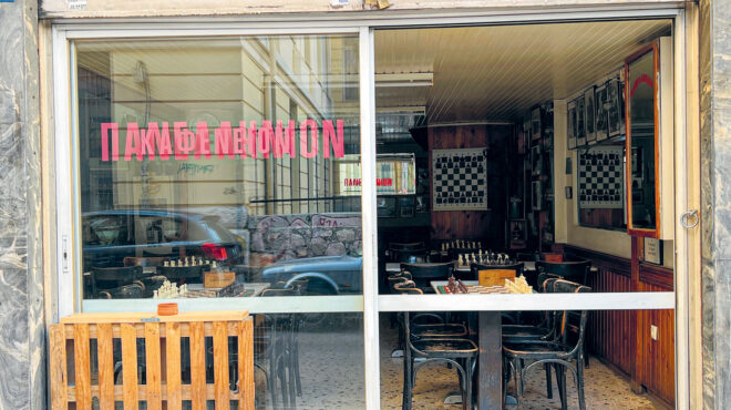 στα-καφενεία-του-αυγούστου-563187361