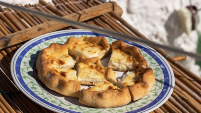 καλασούνα-με-σουρωτό-η-τυροκρεμμυδόπ-563181616