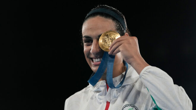 η-κελίφ-κάνει-αγωγή-σε-μασκ-και-ρόουλιν-563173159