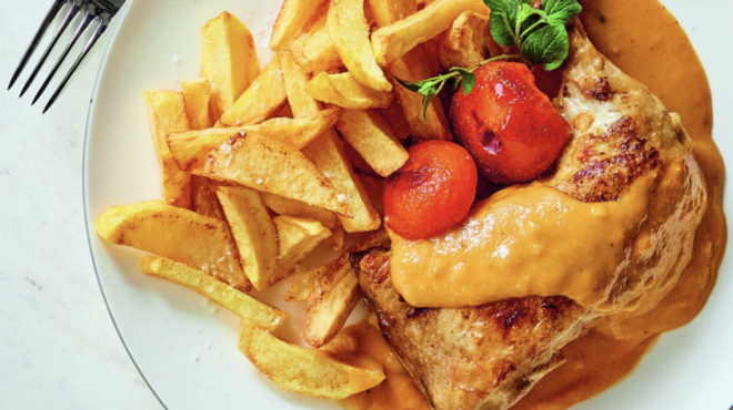 κοτόπουλο-με-σάλτσα-βερίκοκο-και-τζίν-563180356